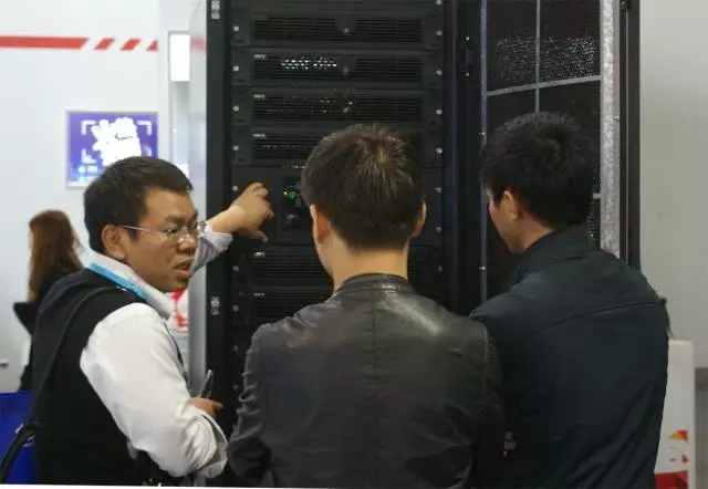 平博体育博彩客服人员接待客户